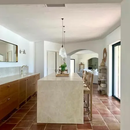 Luxury Mediterranean With Pool & Helipad فيلة